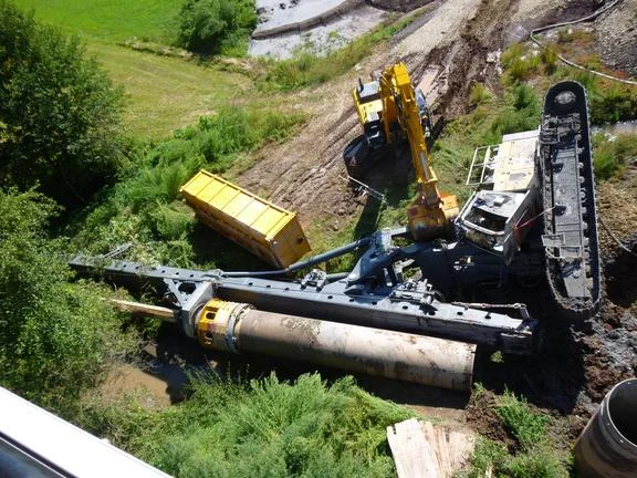 Bild Unfall Großbagger an Bahnbrücke.JPG
